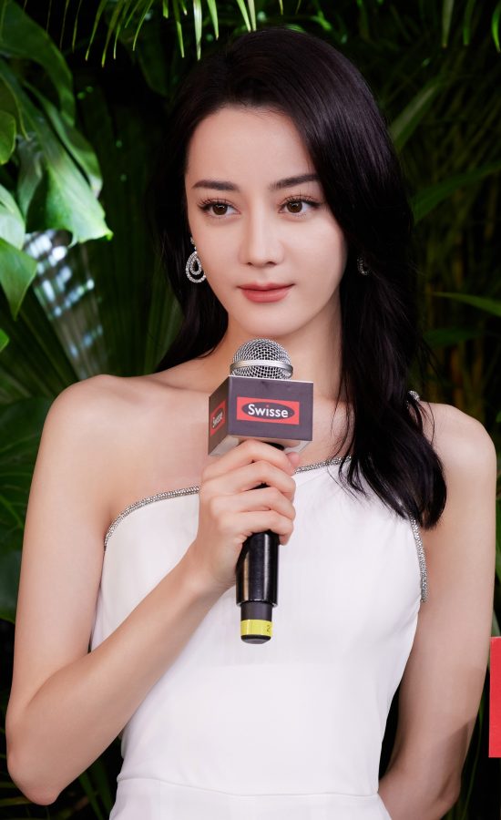 迪丽热巴身穿白色连体裤脚踩尖头高跟飒力十足(13/14)