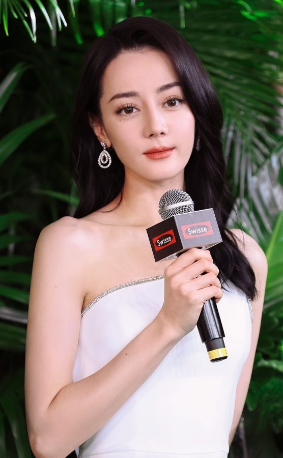 迪丽热巴身穿白色连体裤脚踩尖头高跟飒力十足(14/14)