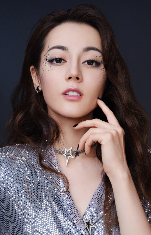 请欣赏迪丽热巴高清美脸和玉手(1/2)