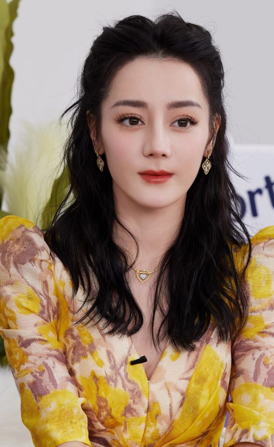 大明星迪丽热巴一袭深V复古黄裙美腿玉足光影写真大片yyds(11/13)