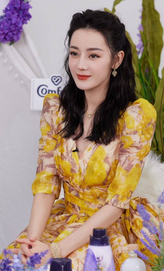 大明星迪丽热巴一袭深V复古黄裙美腿玉足光影写真大片yyds(12/13)