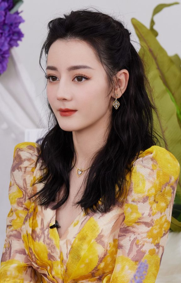 大明星迪丽热巴一袭深V复古黄裙美腿玉足光影写真大片yyds(13/13)