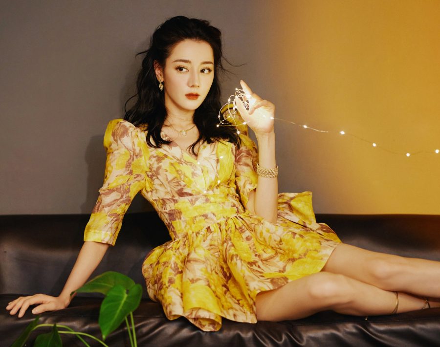 大明星迪丽热巴一袭深V复古黄裙美腿玉足光影写真大片yyds(4/13)