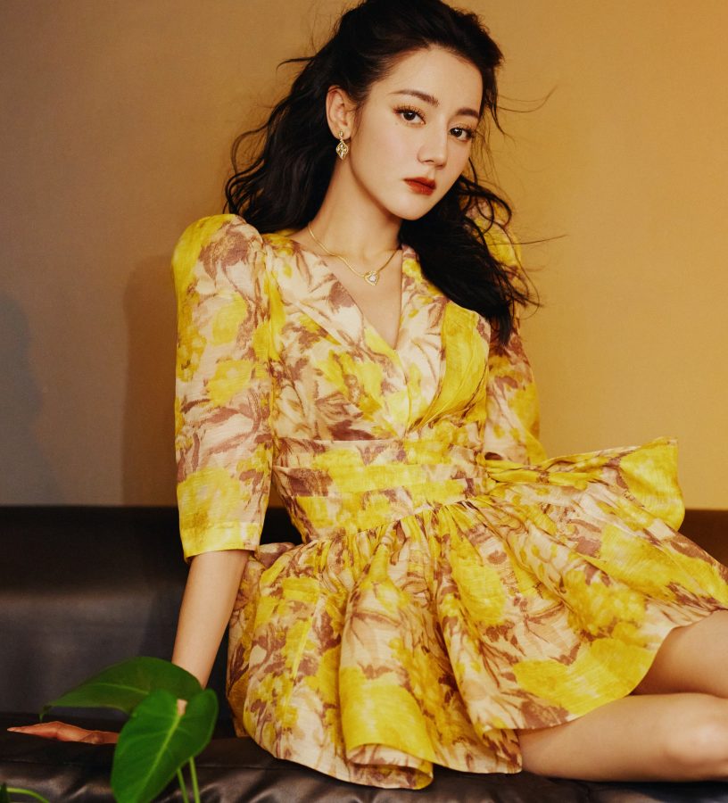 大明星迪丽热巴一袭深V复古黄裙美腿玉足光影写真大片yyds(6/13)