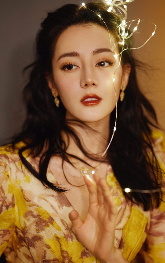 大明星迪丽热巴一袭深V复古黄裙美腿玉足光影写真大片yyds(7/13)