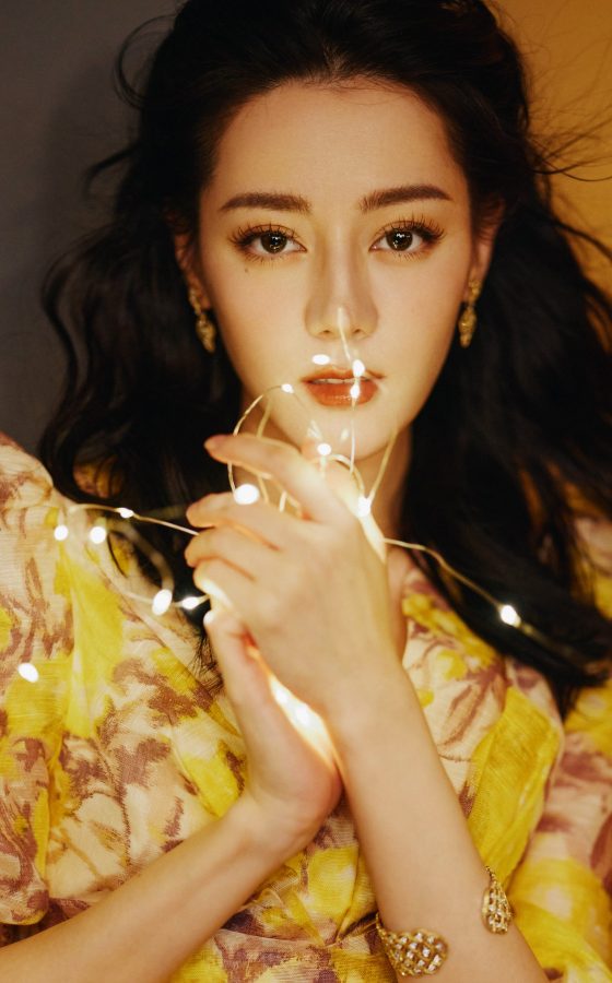 大明星迪丽热巴一袭深V复古黄裙美腿玉足光影写真大片yyds(8/13)