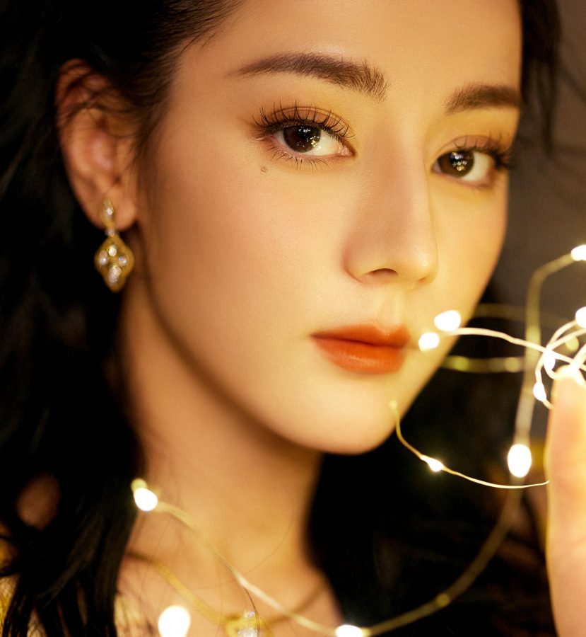 大明星迪丽热巴一袭深V复古黄裙美腿玉足光影写真大片yyds(9/13)