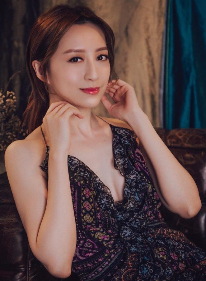 龚嘉欣贵妇气质吊带裙玉足高跟影楼大片(2/3)