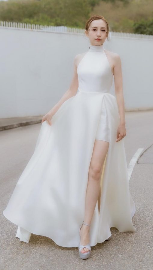 龚嘉欣一袭白色开衩裙大秀美长腿(1/5)