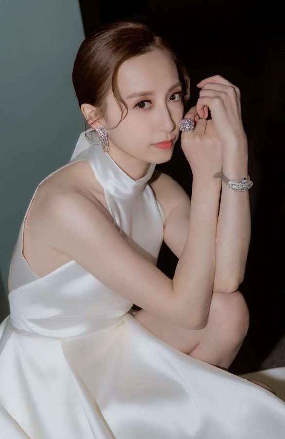 Gong Jiaxin shows off her long legs in a white slit skirt(4/5)