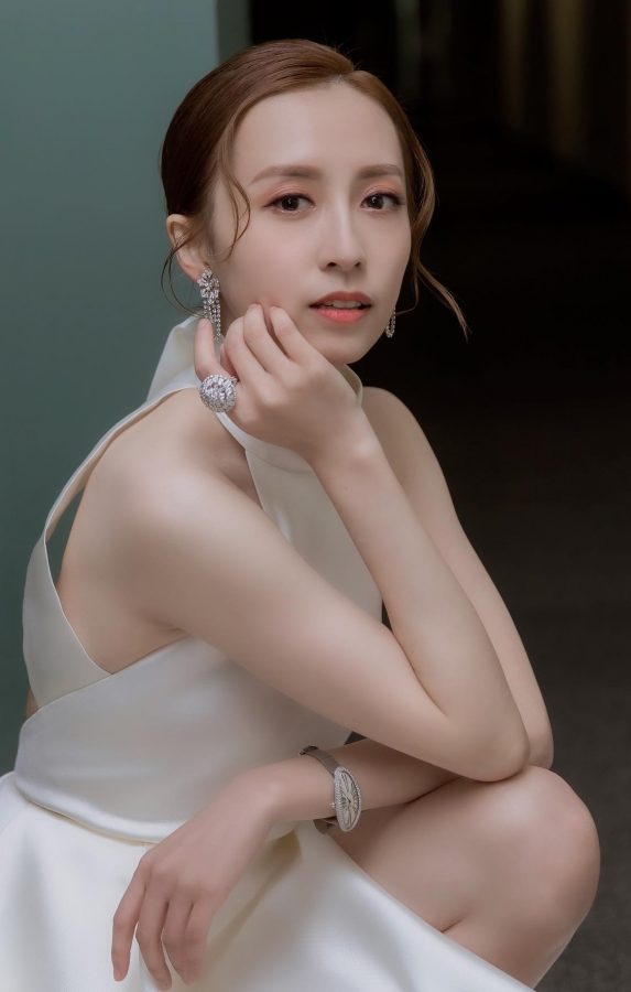 龚嘉欣一袭白色开衩裙大秀美长腿(5/5)