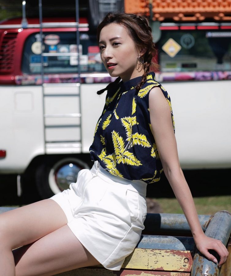 TVB actress Gong Jiaxin looks so white when she sits with her legs crossed.(2/3)