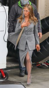 Jennifer Aniston腿穿灰色丝袜外出