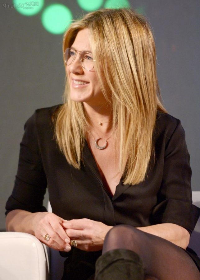 Blonde mature actress Jennifer Aniston wears black pantyhose and crosses her legs for an interview(5/10)