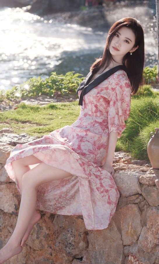 女神景甜阳光下白皙的美足(2/8)
