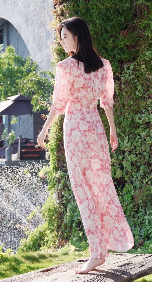 女神景甜阳光下白皙的美足(6/8)