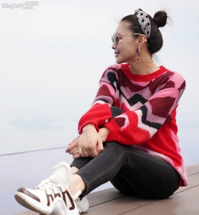 女主持人栗坤紧身牛仔裤包裹美腿(1/2)