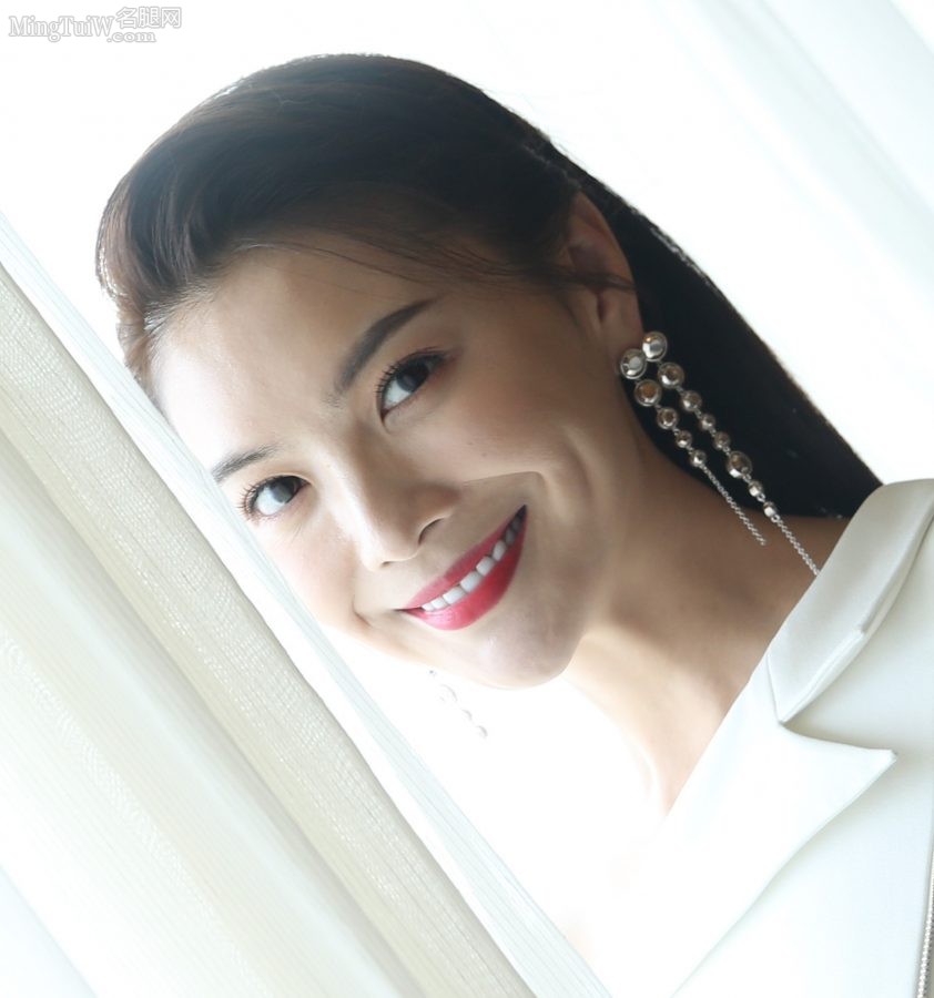 女主持人栗坤精致美足穿细高跟出席时尚活动(4/7)
