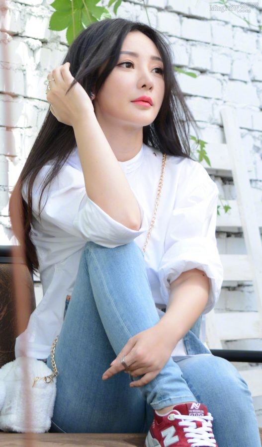 湖南美女柳岩穿紧身蓝牛仔裤拍照片(1/4)