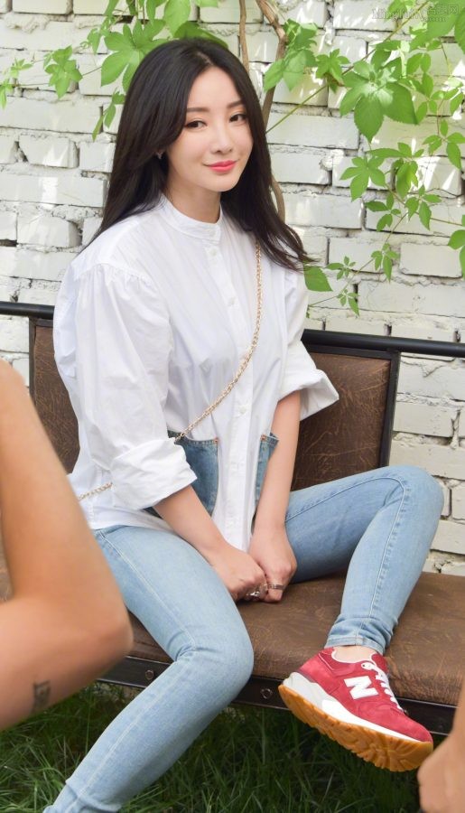 湖南美女柳岩穿紧身蓝牛仔裤拍照片(2/4)