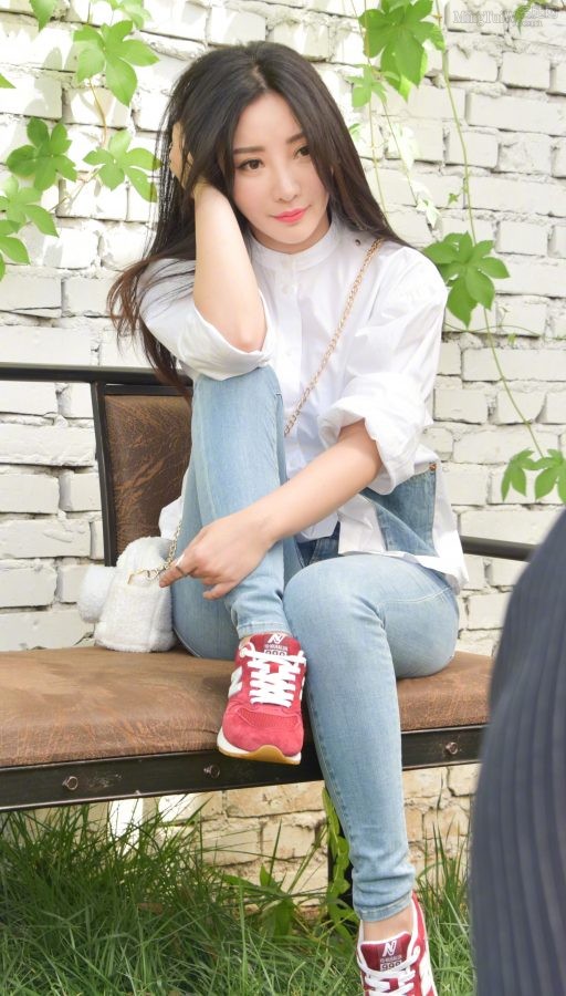 湖南美女柳岩穿紧身蓝牛仔裤拍照片(4/4)