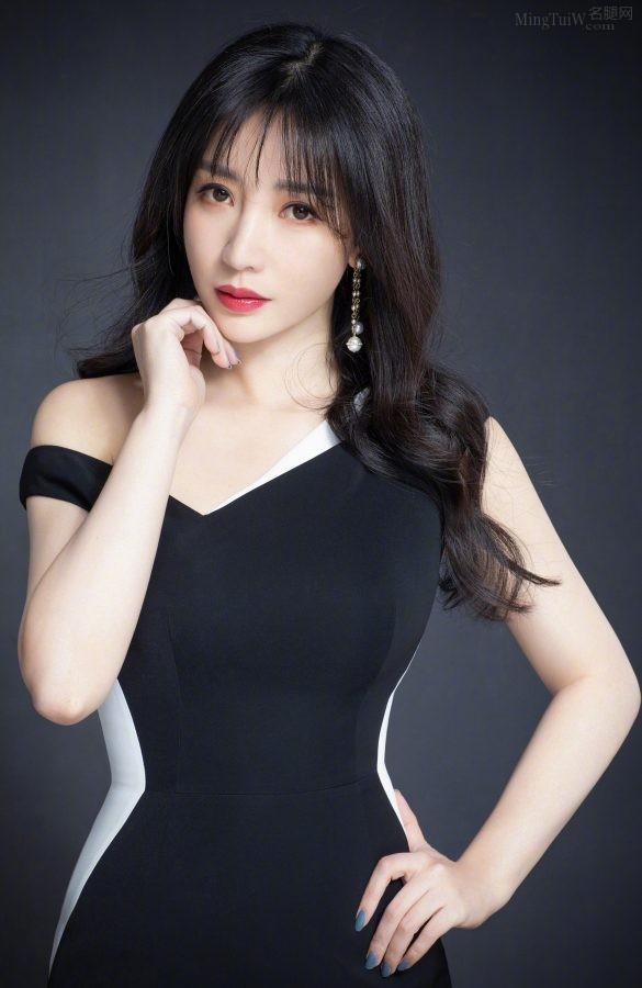 柳岩上围丰满腰细胯宽，什么是女人味？这就是女人味(8/9)
