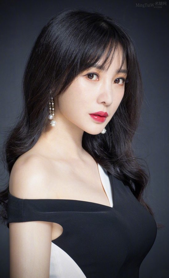 Liu Yan has a plump waist, thin waist and wide hips. What is femininity? This is femininity(9/9)
