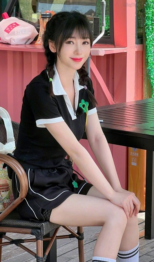 女神柳岩美腿穿运动袜少女感十足(3/9)