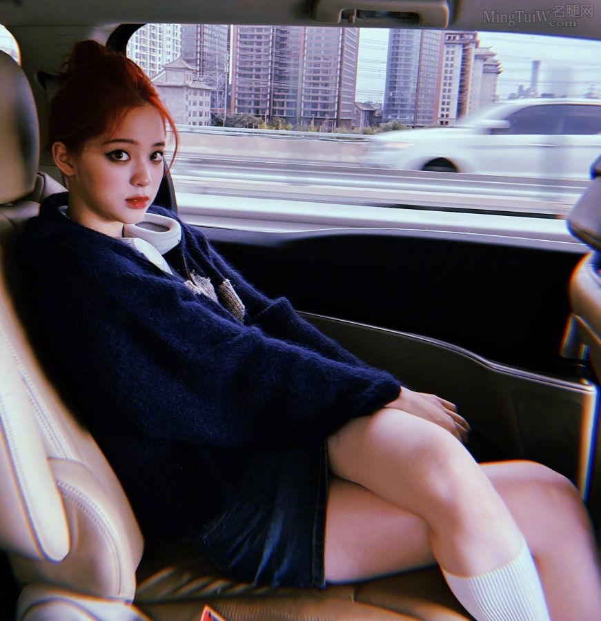 Ouyang Nana crosses her legs while sitting in a business car while traveling(1/3)