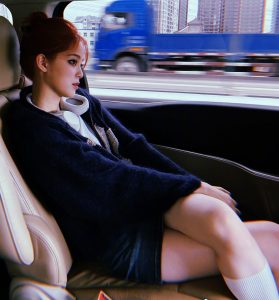 欧阳娜娜出行坐在商务车内翘二郎腿