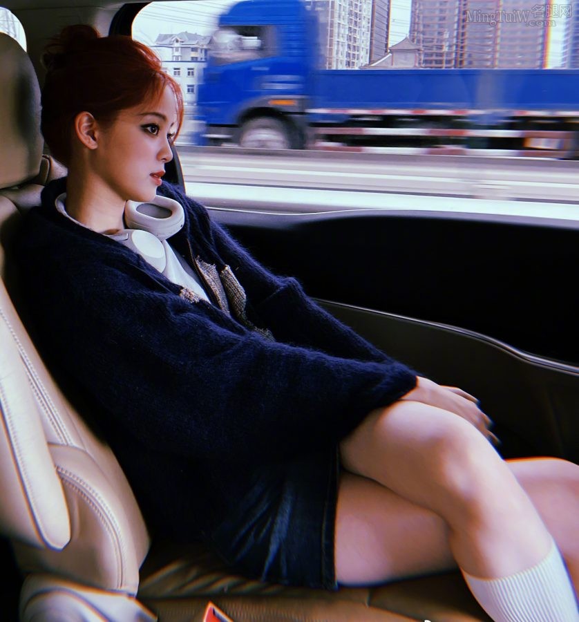 欧阳娜娜出行坐在商务车内翘二郎腿（第2张/共3张）