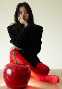 欧阳娜娜为杂志拍写真秀红袜脚