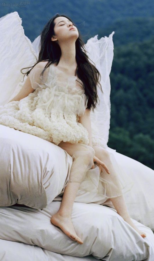 欧阳娜娜光着脚拍胶片质感写真(1/5)