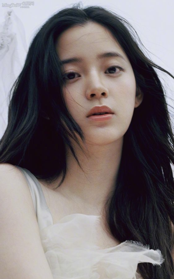 欧阳娜娜光着脚拍胶片质感写真(2/5)