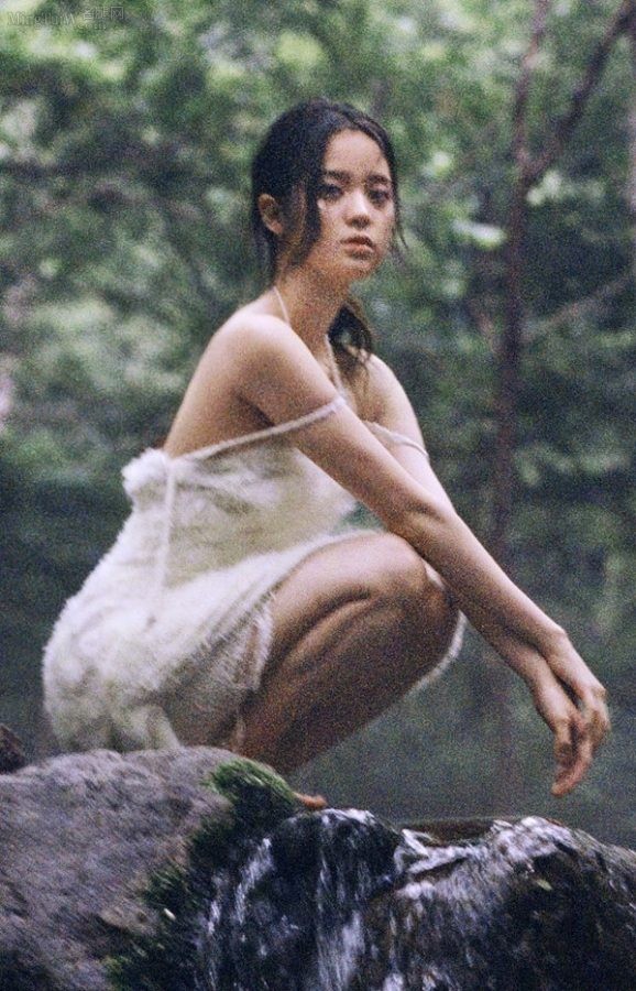 欧阳娜娜光着脚拍胶片质感写真(4/5)