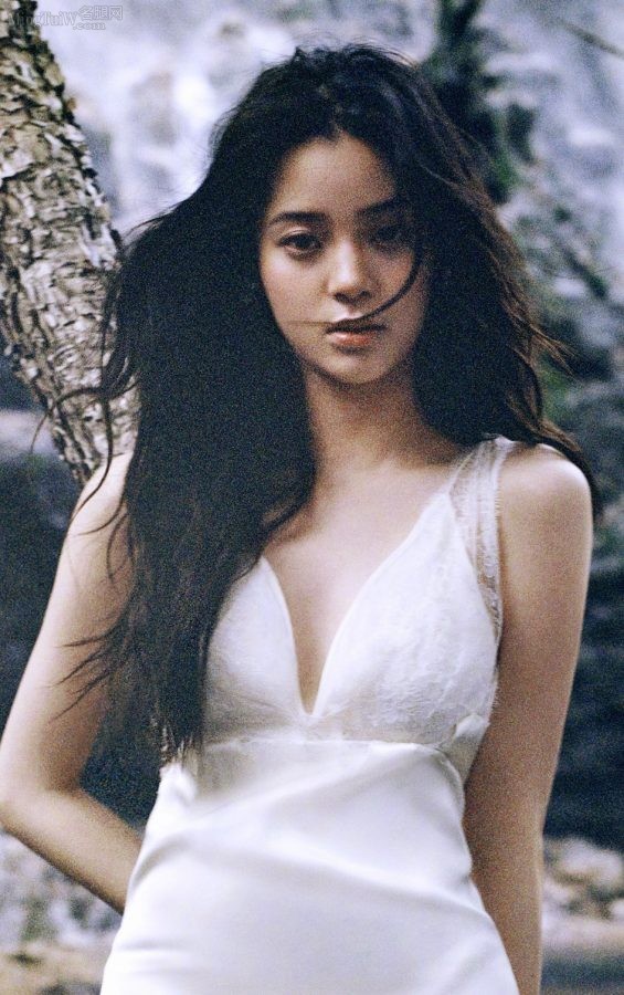 欧阳娜娜光着脚拍胶片质感写真(5/5)