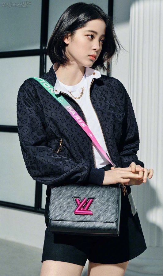 21岁的欧阳娜娜美腿穿露趾靴(2/2)