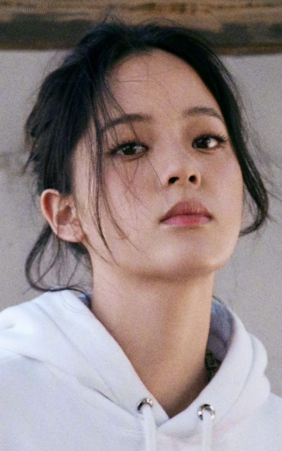 青春靓丽的美女欧阳娜娜身穿短裙露纤白细腿(2/5)