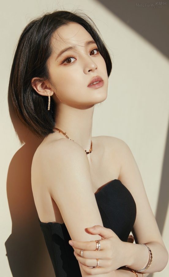 欧阳娜娜光滑香肩修长美腿美丽活动照(3/7)