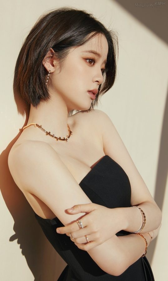 欧阳娜娜光滑香肩修长美腿美丽活动照(4/7)
