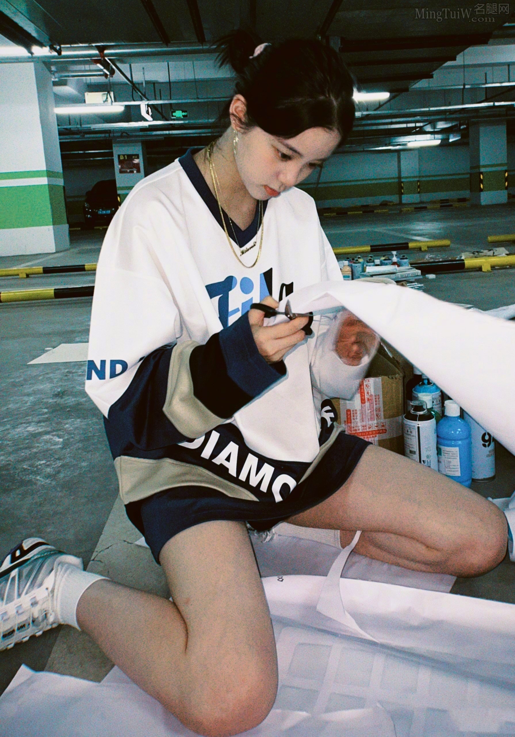 欧阳娜娜白腿写真从校园到废弃工厂（10/11） - 图片 - 名腿网