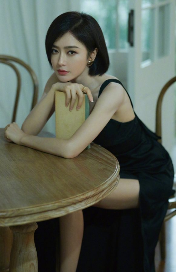 秦岚低胸黑裙美腿光滑(4/9)
