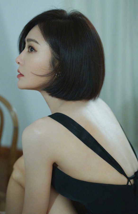 秦岚低胸黑裙美腿光滑(6/9)
