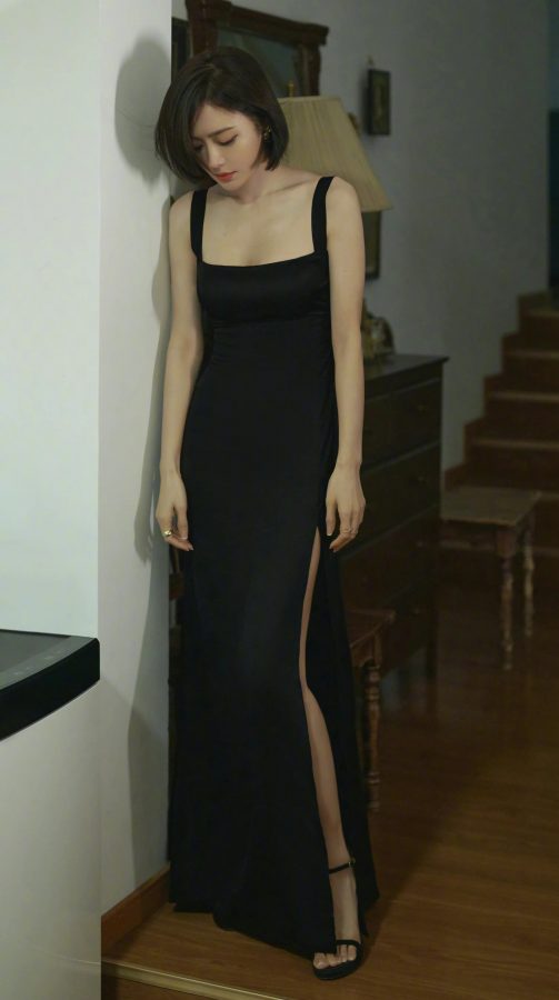 Qin Lan has beautiful legs and smooth legs in a low-cut black skirt(9/9)