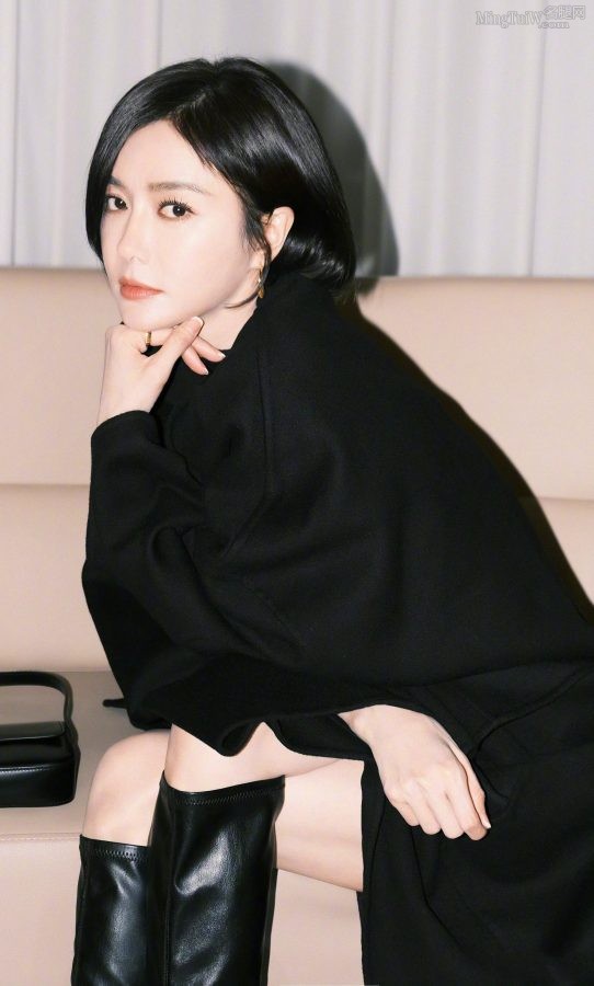 女明星秦岚露香肩美细腿穿高跟皮靴(5/7)