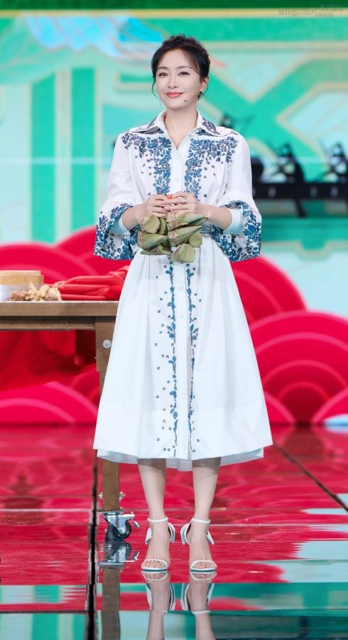 大美人秦岚玉手美足(1/4)