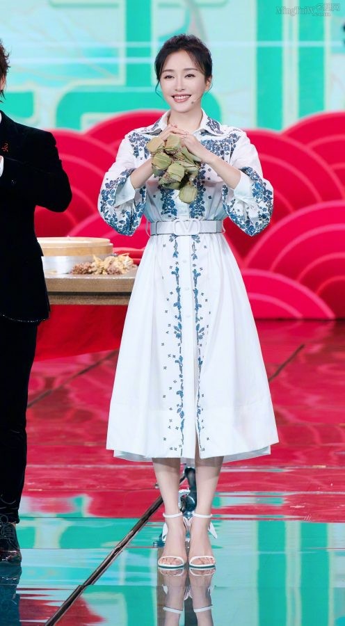 大美人秦岚玉手美足(2/4)