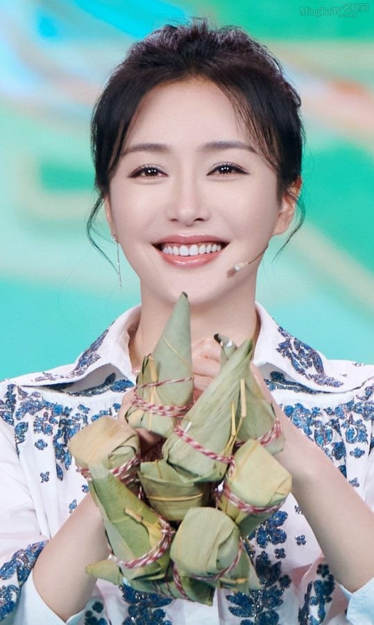 大美人秦岚玉手美足(3/4)