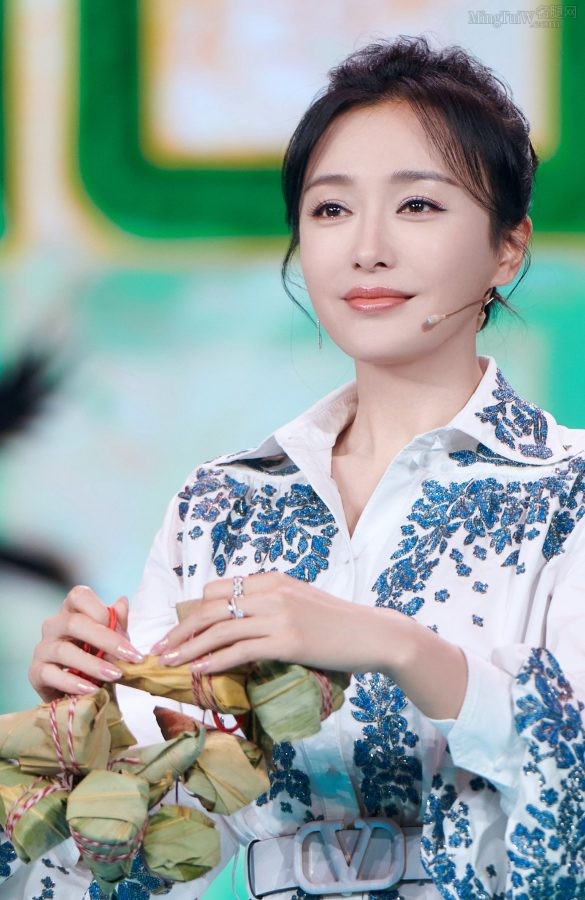 The great beauty Qin Lan has beautiful hands and feet(4/4)