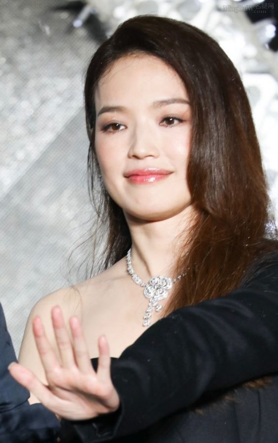 成熟妩媚女明星舒淇活动现场脱掉高跟鞋光脚走路(2/6)
